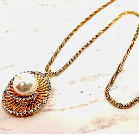 Pearl and crystal gold swirl pendant necklace with large white pearl - Picture 8 of 8
